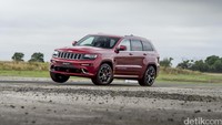 Mari kita lihat dulu kekuatan masing-masing. Jeep Grand Cherokee SRT diperkuat dengan mesin 6.4 liter V8 yang sanggup menghasilkan tenaga sampai 461 daya kuda. Mobil bisa melaju dari 0-100 km per jam dalam waktu kurang dari 5 detik. Dengan kecepatan maksimum 257 km per jam. Pool/dok. Jeep.