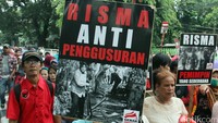 Massa juga membawa foto-foto kegiatan Risma selama memimpin Surabaya.