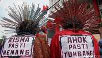 2 Ondel-ondel itu ditempeli tulisan Risma pasti menang dan Ahok pasti tumbang