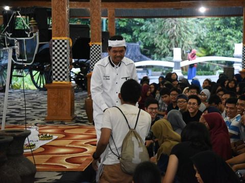 Foto: Bupati Dedi Mulyadi beri arahan ke mahasiswa UI (Tri Ispranoto/detikcom)
