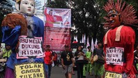 Massa membawa 2 ondel-ondel.