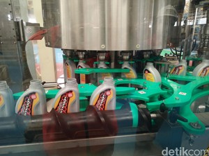 Diproduksi Pakai Alat Canggih, Kualitas Spesifikasi Pelumas Lebih Konsisten