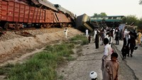 Akibat tabrakan ini, sebagian gerbong kereta penumpang bernama Awam Express terguling. Khalid Chaudry/Reuters/detikFoto.