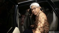 Bambang Gatot Ariyono memasuki mobilnya.