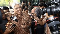 Bambang Gatot Ariyono melempar senyuman saat dimintai keterangan oleh awak media.