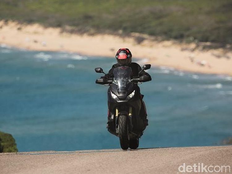 Skuter Petualang Honda X-ADV