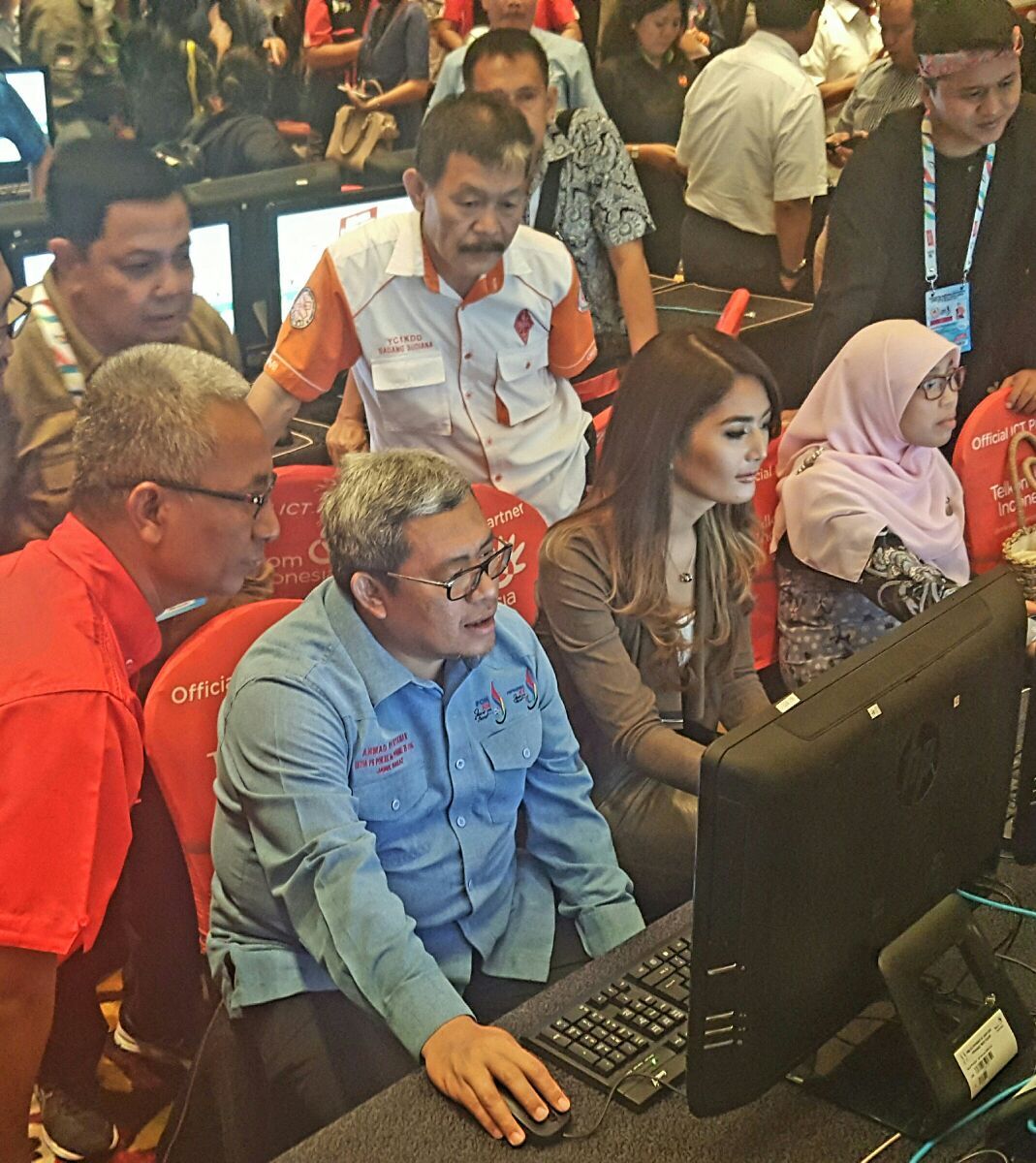 Gubernur Jawa Barat Ahmad Heryawan didampingi Deputi EVP Telkom Regional Jawa Barat Muaf dan Mantan Puteri Indonesia Maria Selena selaku Juru Bicara PON XIX, tengah mencoba fasilitas ICT PON XIX Jawa Barat saat peresmian Media Center Utama di Ballroom Trans Hotel, Bandung.
