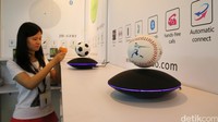 Salah satu produk yang dipamerkan berupa speaker berbentuk bola dan bisa melayang.
