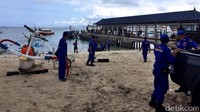 Polisi mengevakuasi penumpang menggunakan perahu karet. Seperti diketahui, kapal itu meledak sekitar 500 meter dari pelabuhan. Dua orang wisatawan asal Italia dan Inggris meninggal dalam insiden tersebut. Reuters.
