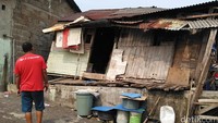 Rumah yang terletak di Jalan Perjuangan V RT 005 RW 10 Kelurahan Rawa Badak Selatan, Kecamatan Koja, Jakarta Utara, itu terlihat miring.