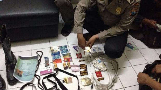 Atribut polisi palsu milik Yansen