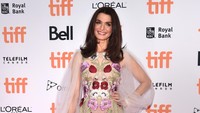 Floral dress menjadi pilihan aktris Rachel Weisz. Alberto E. rodriguez/Getty Images/detikFoto.