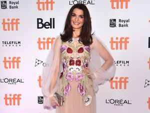 Tentang Melahirkan di Atas Umur 40 Tahun Seperti Rachel Weisz