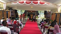 Simulasi prosesi adat Nyongkolan digelar oleh Museum Nusa Tenggara Barat untuk meramaikan acara Bulan Budaya Lombok Sumbawa 2016. Nyongkolan merupakan prosesi penanda pernikahan yang sesuai nilai-nilai budaya Suku Sasak (Masaul/detikTravel)