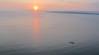 Para nelayan terlihat sedang memancing ikan. Tentu saja dapat menjadi komposisi objek yang bagus untuk dipotret dengan latar matahari tenggelam (Afif/detikTravel)
