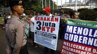 Aksi ini dijaga ketat polisi.