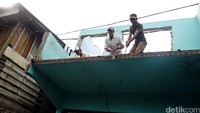 Warga Bukit Duri mulai membongkar sendiri bangunan rumahnya.