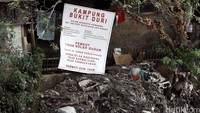 Spanduk menolak normalisasi Ciliwung dari warga Bukit Duri.