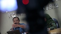 Soal Judicial Review UU Pilkada yang sedang diajukan Ahok, Sumarno mengatakan, jka nantinya MK mengabulkan gugatan Ahok pada UU Pilkada maka tentu KPU akan mengikuti. Namun selama belum ada putusan, maka calon petahana harus menyertakan surat kesedian cuti.