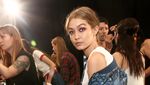 Mengintip Gigi Hadid di Backstage New York Fashion Week