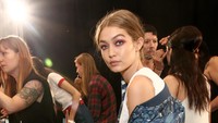 Model berusia 21 tahun itu terlihat cantik banget. Astrid Stawiarz/Getty Images/detikFoto.