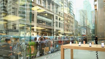 Antrean mengular di Apple Store kota Sydney itu. Foto: Getty Images/Reuters