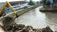 Pengerukan ini dilakukan agar sungai dapat menampung debit air lebih banyak.
