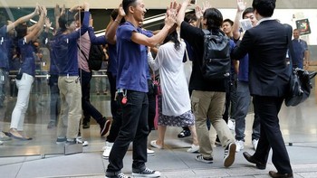 Karyawan Apple Store menyambut antrean yang masuk ke toko. Foto: Getty Images/Reuters
