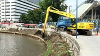 Pengerukan dilakukan di sepanjang sungai.