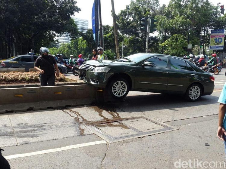 Toyota Camry Nyangkut di Separator Busway
