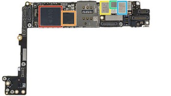 Seperti inilah tampilan mainboard iPhone 7 Plus ketika dilepas. Di atasnya tersemat prosesor A10, chip RAM, memori internal, dan yang lainnya yang penting. Foto: istimewa/ifixit