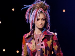 Bella dan Gigi Hadid Simpan Rambut Gimbal Marc Jacobs yang Kontroversial
