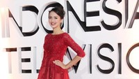 Melayu Nicole tampil menawan dengan gaun merah menyapu lantai. Pool/Ismail/detikFoto.