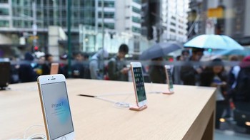 iPhone 7 yang dipamerkan di dalam Apple Store. Foto: Getty Images/Reuters