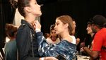 Mengintip Gigi Hadid di Backstage New York Fashion Week