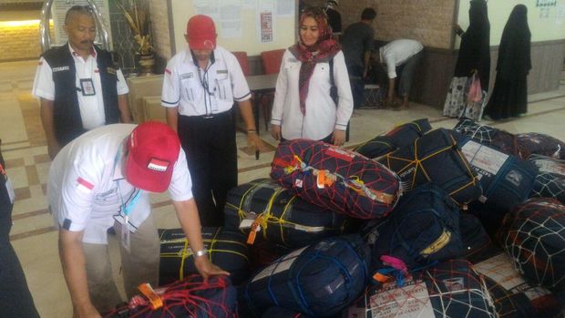 Foto: Pemeriksaan barang bawaaan jemaah (Dok. Media Center Haji)