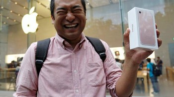 Ini adalah Sho Inoue, pemilik iPhone 7 pertama di Jepang. Foto: Getty Images/Reuters