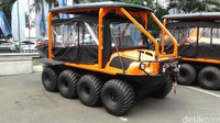 Mobil Basarnas ini bersifat Amphibious (dapat di gunakan di darat maupun air).