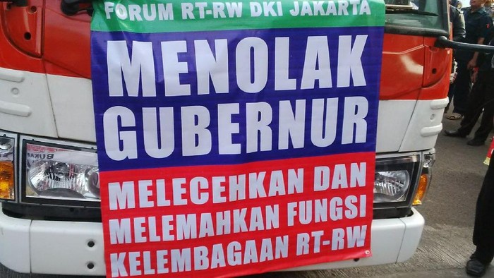 Demo di Balai Kota dan DPRD, Forum RT/RW Tolak Ahok dan Aplikasi Qlue