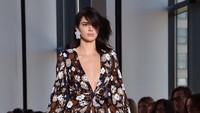 Kendall melangkah penuh percaya diri lewat floral dress dengan nuansa warna coklat dan hitam yang manis. Dimitrios Kambouris/Getty Images/detikFoto.