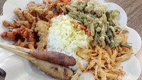 Nasi yang disiram dengan kuah pedas, disajikan lengkap dengan lauk. Lawar sayur, suwiran ayam pelalah, usus goreng pedas manis dan sate lilit berpadu enak dan mengenyangkan.
