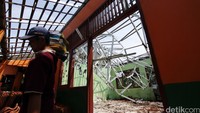 Kerangka atap yang ambruk masih dibiarkan begitu saja.