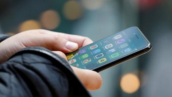 Menjajal iPhone 7 yang masih gres. Foto: Getty Images/Reuters