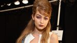 Mengintip Gigi Hadid di Backstage New York Fashion Week