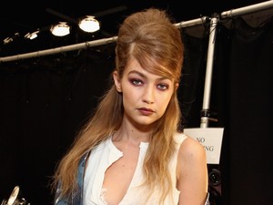 Gigi Hadid Pakai Lip Gloss Warna Merah Sebagai Eyeshadow