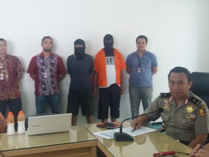 Polri Ringkus 2 Orang Otak Penyelundupan Bom Ikan dari Malaysia ke RI