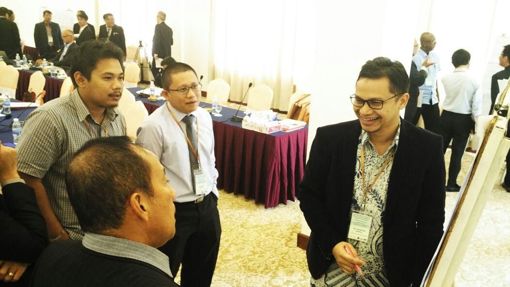 Hanafi Rais berbincang dengan anggota parlemen negara lain