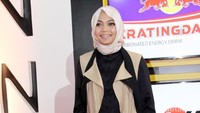 Rina Nose tampil dengan hijab, busana berwarna hitam-coklat dan sneaker. Pool/Ismail/detikFoto.