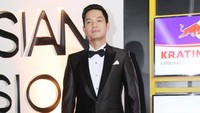 Dude Herlino tampak gagah dalam setelan jas berwarna hitam. Pool/Ismail/detikFoto.