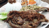 Bebek crispy yang renyah memiliki daging yang empuk. Disajikan dengan tambahan lawar sayur, pootngan timun dan dua jenis sambal Bali yaitu sambal matah dan sambal goreng yang pedas gurih.